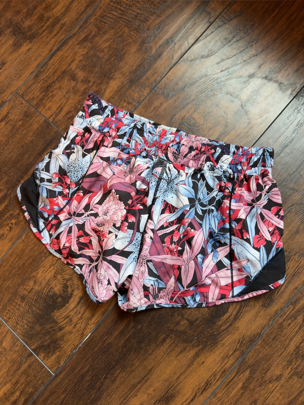 Lululemon Lush Lillies Hotty Hot Shorts 2.5” Inseam - Picture 2 of 4